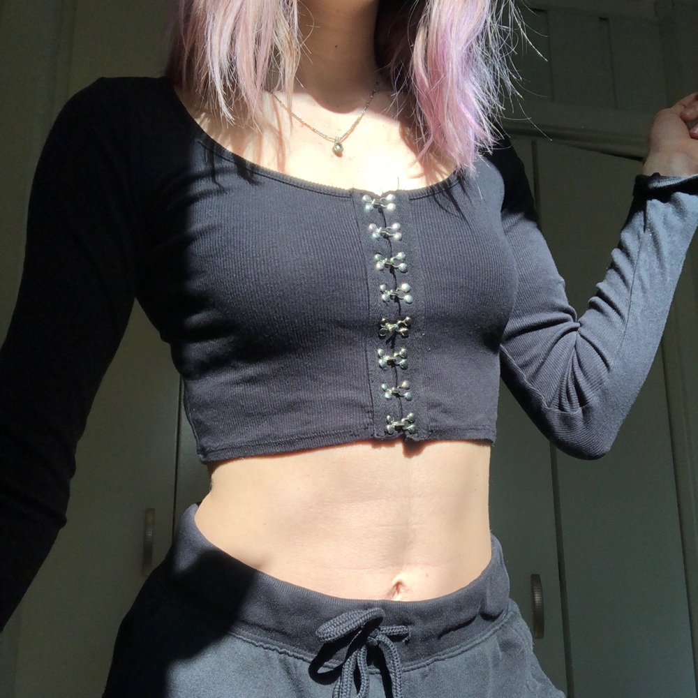 Black metal clasp closure long sleeve crop top